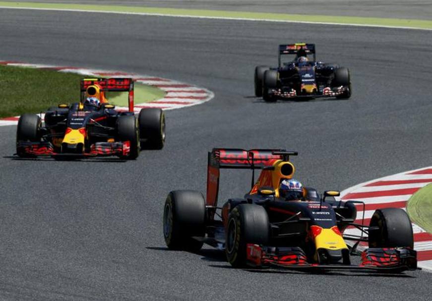 Momenti di grande tensione sul circuito di Montmel: qui Ricciardo (che sar costretto a rientrare ai box a un giro dalla fine per una foratura) precede Verstappen e Carlos Sainz (Toro Rosso). Reuters